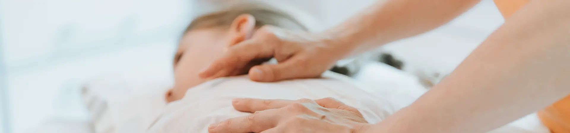 Physical therapist consulting with a patient in front of a Pillowise display, serving as a hero banner for customized orthopedic therapy services in Sioux Falls.